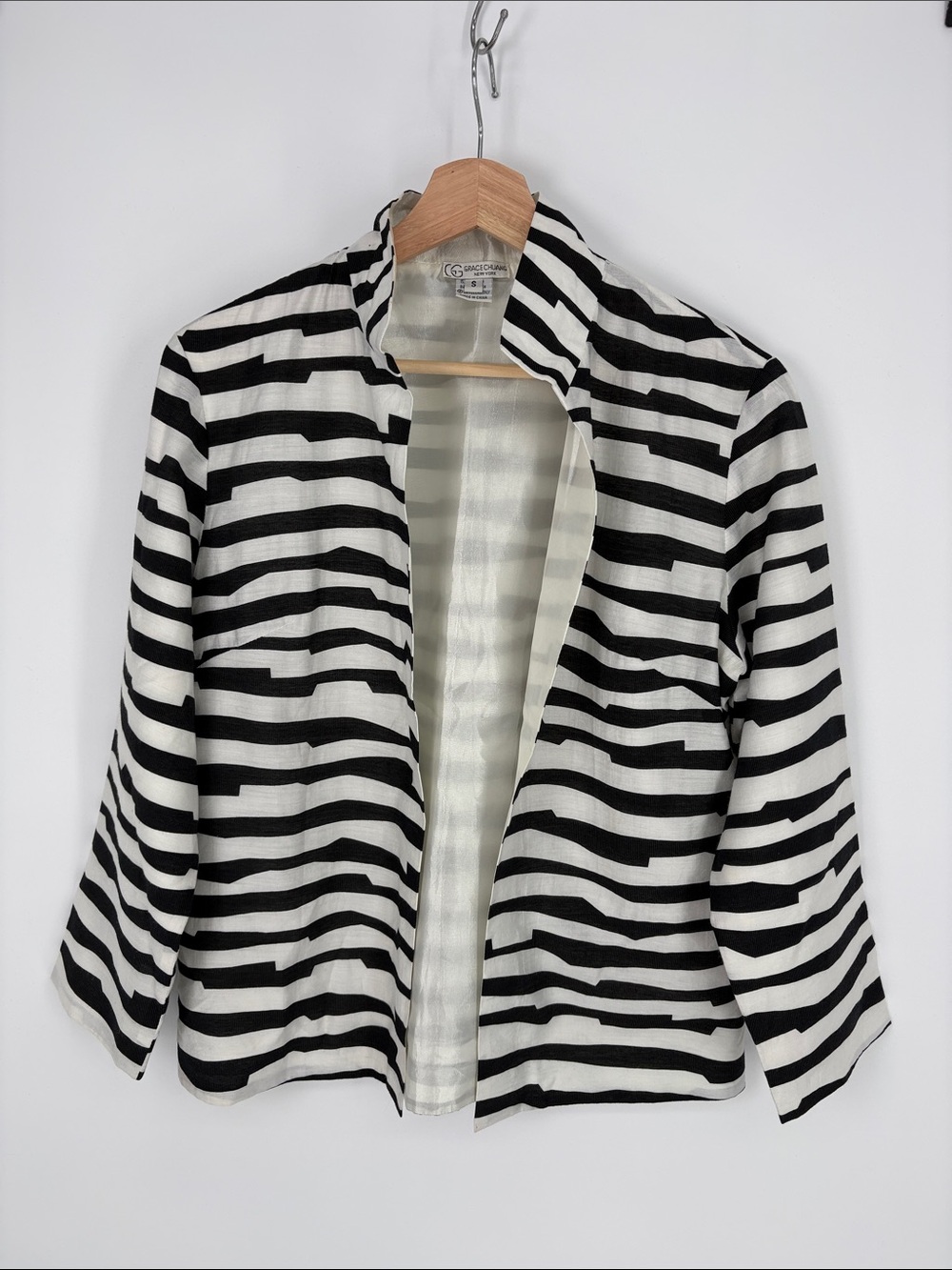 🍔 Grace Chuang Black & White irregular Striped Open Blazer light weight
